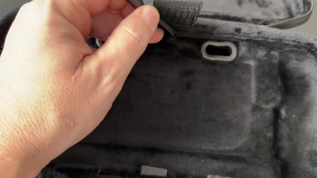 Charging cable pass-through hole in the JSAUX Double-Decker Steam Deck case