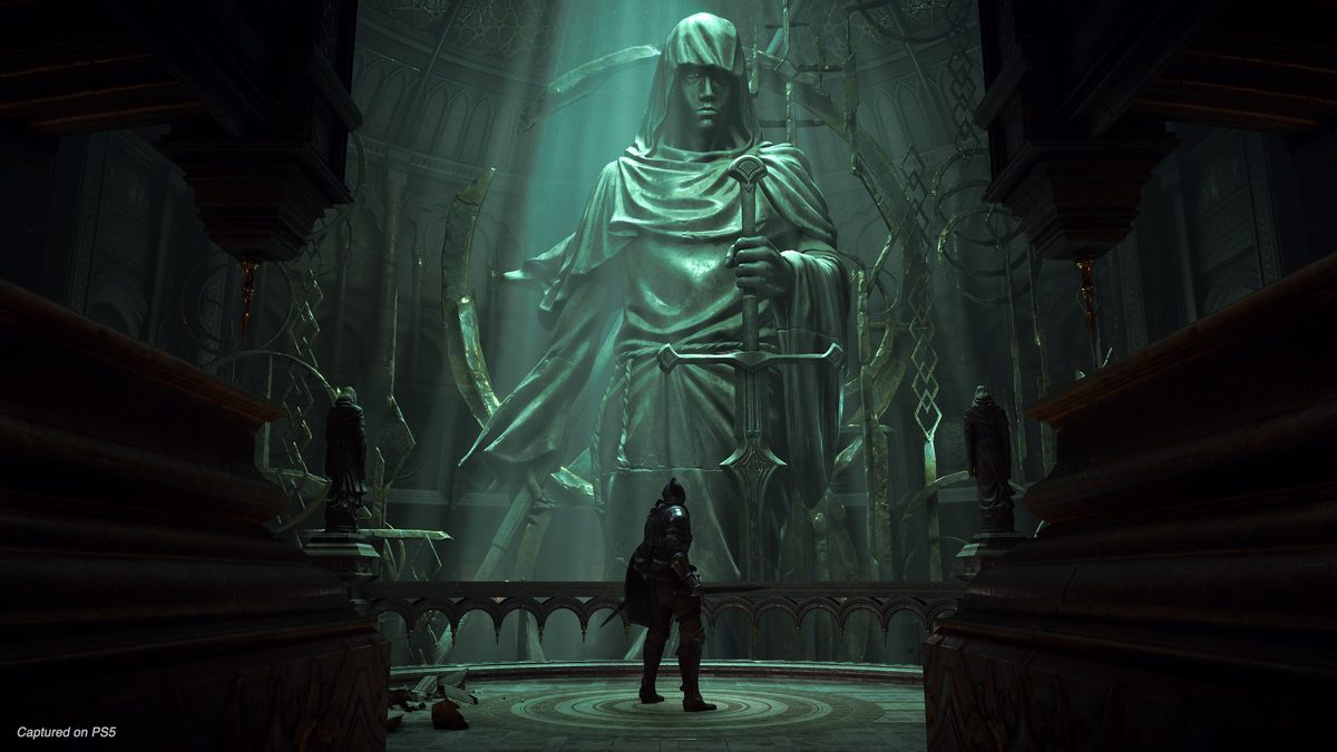 Demon's Souls screenshot of a knight standing before a giant hooded statue in a dim hall